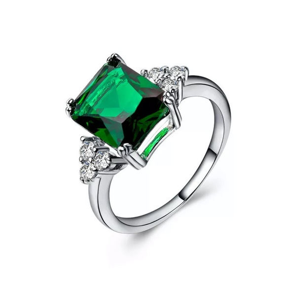 Gorgeous 925 Silver Princess Cut Emerald Ring - Picture 3 of 4